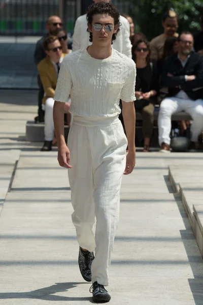 Look 10